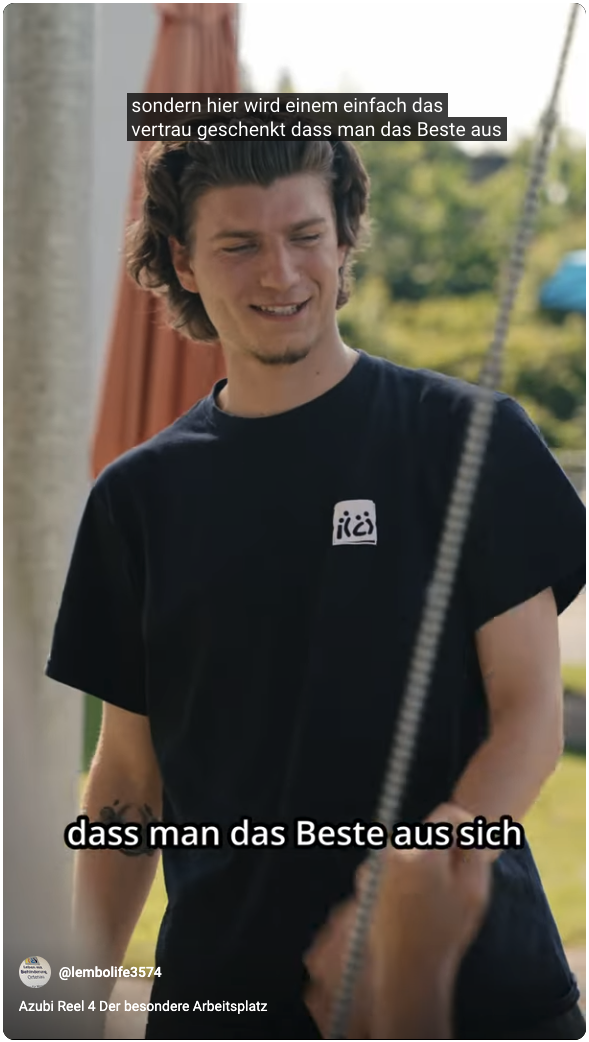 Junge Person im Vereins-T-Shirt lächelt während eines Gesprächs im Freien. Untertitel: „dass man das Beste aus sich“