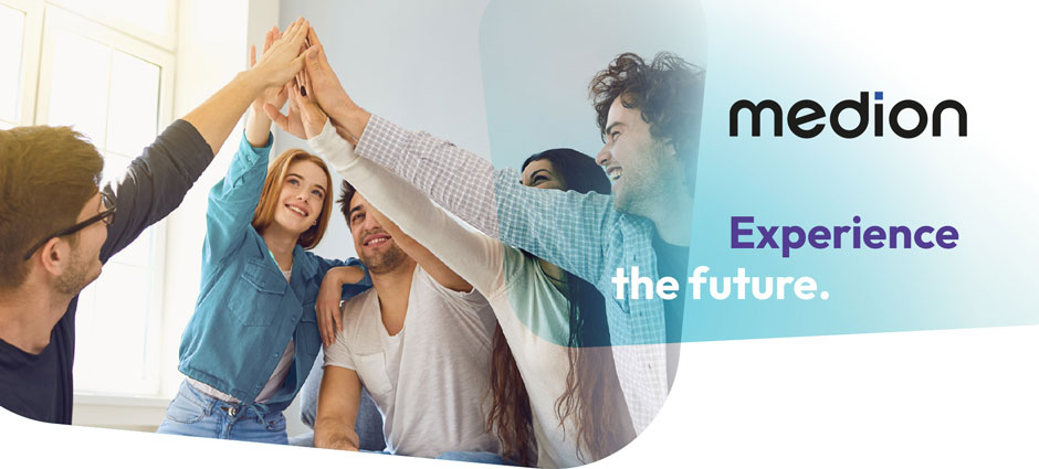Vier junge Erwachsene sitzen gemeinsam in einem hellen Raum und geben sich lachend ein High-Five. Rechts daneben das Medion-Logo mit dem Slogan ‚Experience the future.‘