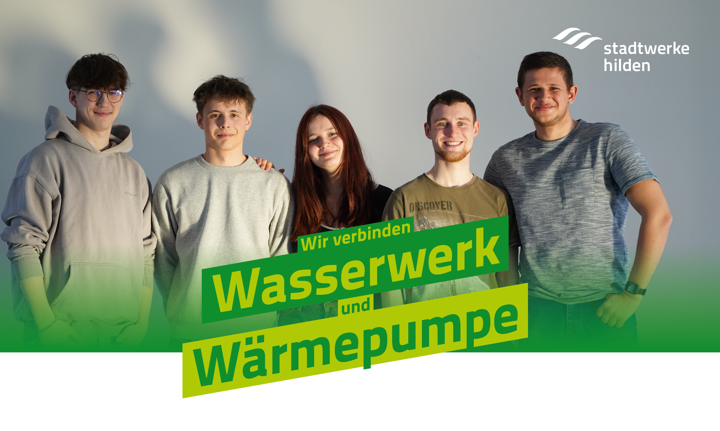 F&uuml;nf junge Erwachsene stehen l&auml;chelnd nebeneinander, dar&uuml;ber das Logo der Stadtwerke Hilden und der gr&uuml;ne Schriftzug: &sbquo;Wir verbinden Wasserwerk und W&auml;rmepumpe&lsquo;.